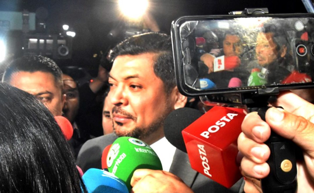 Llega Orozco a Palacio de Gobierno de NL y le cierran las puertas; «la Corte avaló mi nombramiento», dice