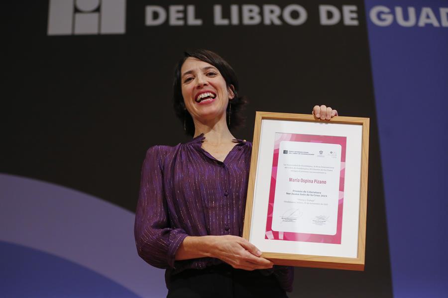 Recibe María Ospina Premio Sor Juana y llama a proteger a todos los seres vivos