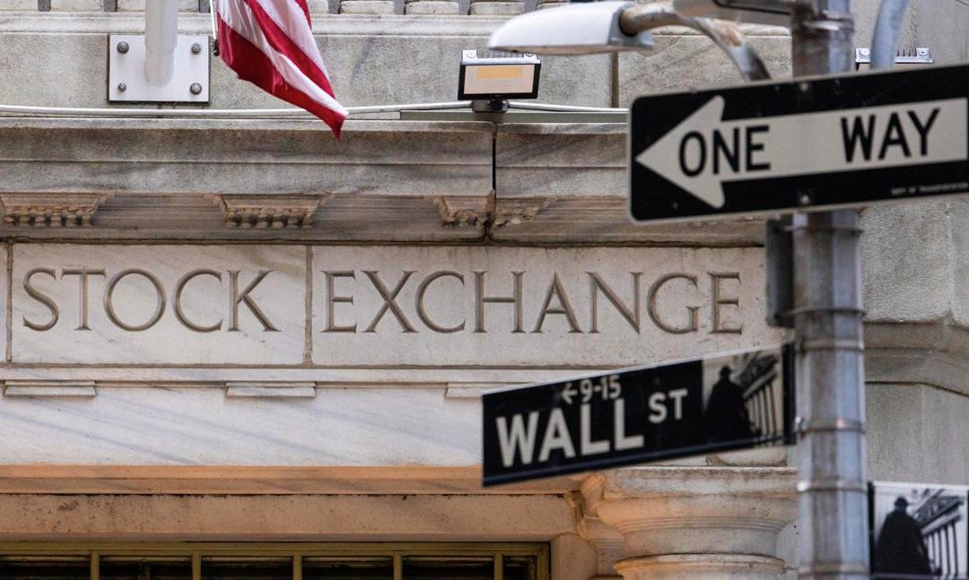 Cierra Wall Street con triple récord ante bajadas de tipos sugeridas por la Fed