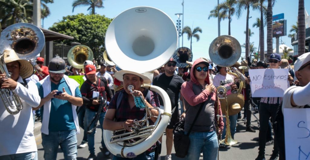 Gobierno de Mazatlán impone registro a bandas para permitirles tocar en la playa