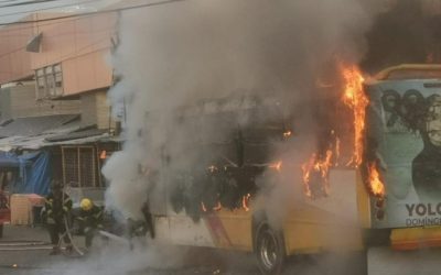 Hombres armados incendian un camión del transporte público en Acapulco