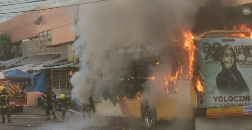 Hombres armados incendian un camión del transporte público en Acapulco
