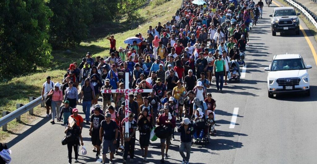 Caravana migrante en Chiapas rechaza el programa de 110 dólares mensuales a cambio de su repatriación