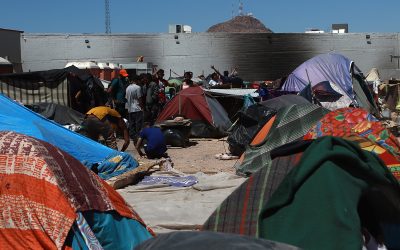 Arman migrantes un campamento en Chihuahua tras operativos en los trenes