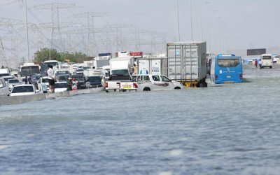 Al menos un muerto en las mayores lluvias en 75 años en Emiratos Árabes Unidos