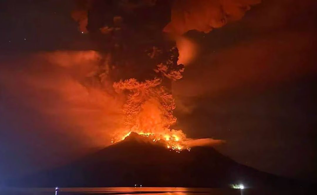 Continúan las evacuaciones tras erupción del volcán Ruang en Indonesia