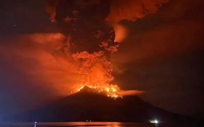 Continúan las evacuaciones tras erupción del volcán Ruang en Indonesia