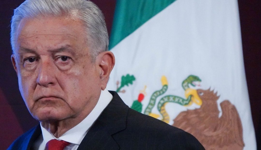 Nueva versión del Presidente López Obrador de por qué canceló la construcción del nuevo Aeropuerto de la CDMX en Texcoco.