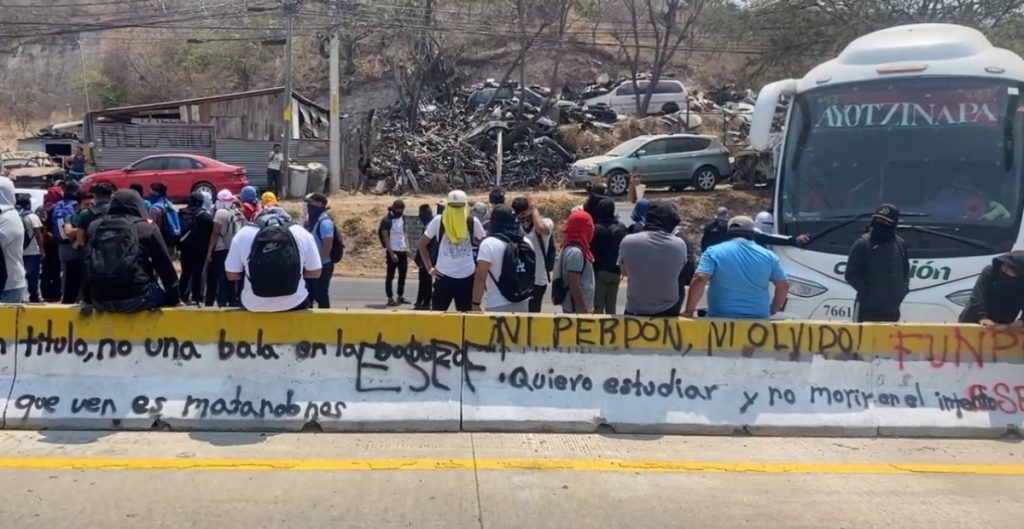 Normalistas bloquean la Autopista del Sol en Chilpancingo; exigen atención al sector educativo