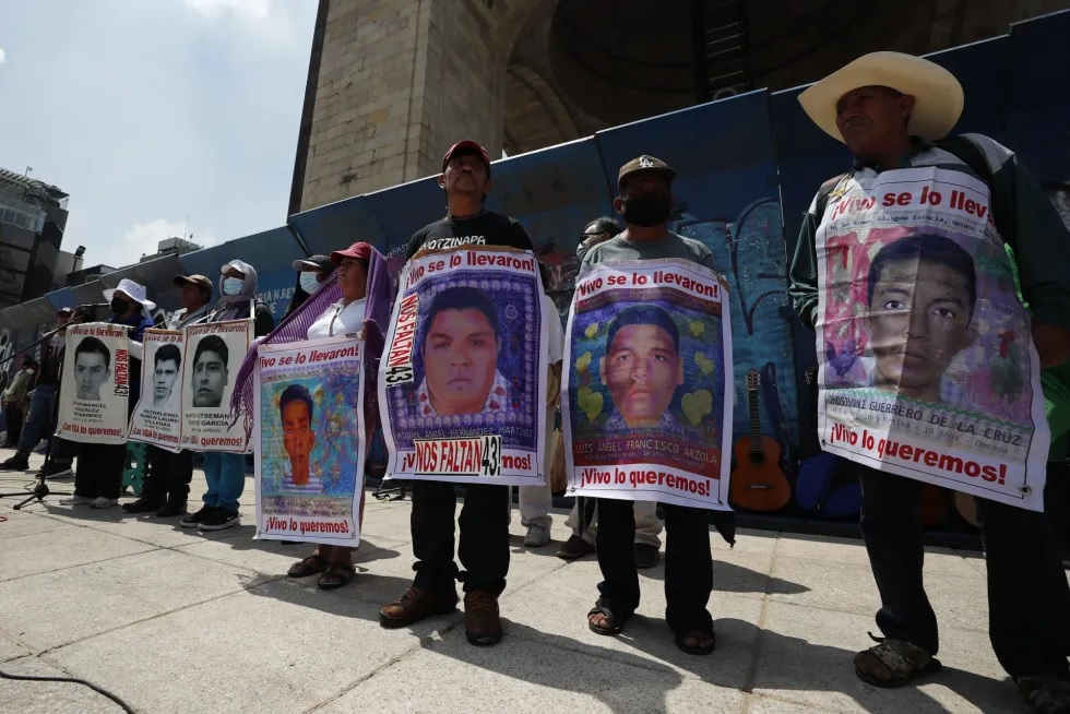 Se reunirá López Obrador con familias de Ayotzinapa el 3 de junio