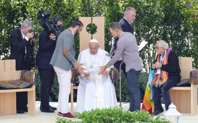 Abraza el Papa abraza a un israelí y un palestino y pide “derrota histórica” de la guerra