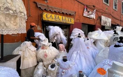 Desalojan tiendas de vestidos de boda en ‘calle de las novias’, en el Centro de la CDMX