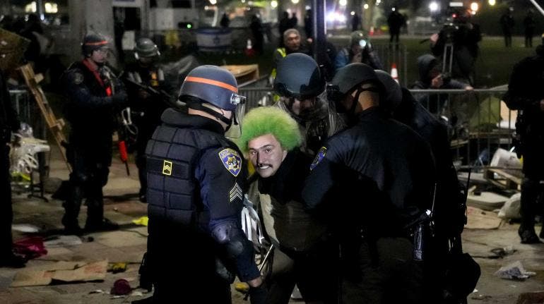 Irrumpen policías a la UCLA y detienen a decenas en campamento propalestino