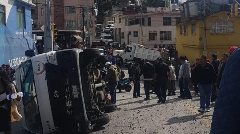 Fuerte choque en Huixquilucan deja 8 heridos, camión de carga se queda sin frenos