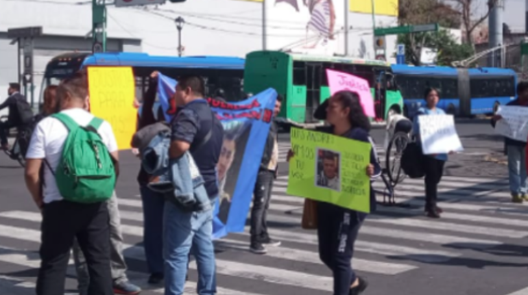 Familiares bloquean Eje Central y Eje 3 Sur para exigir justicia