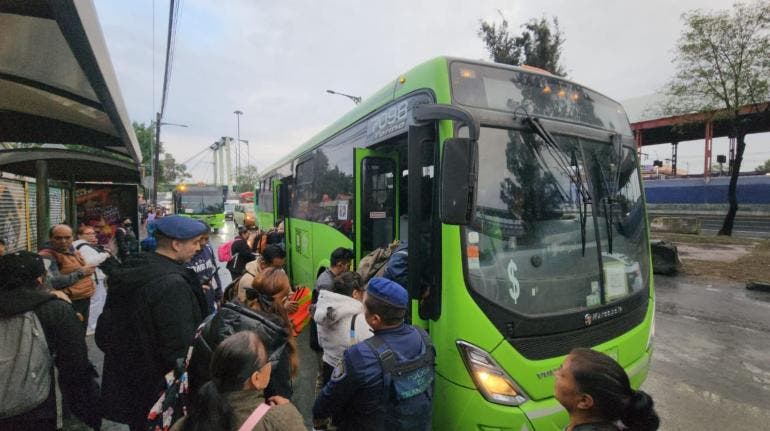 Continua caos por inundación en vías de la Línea A del Metro