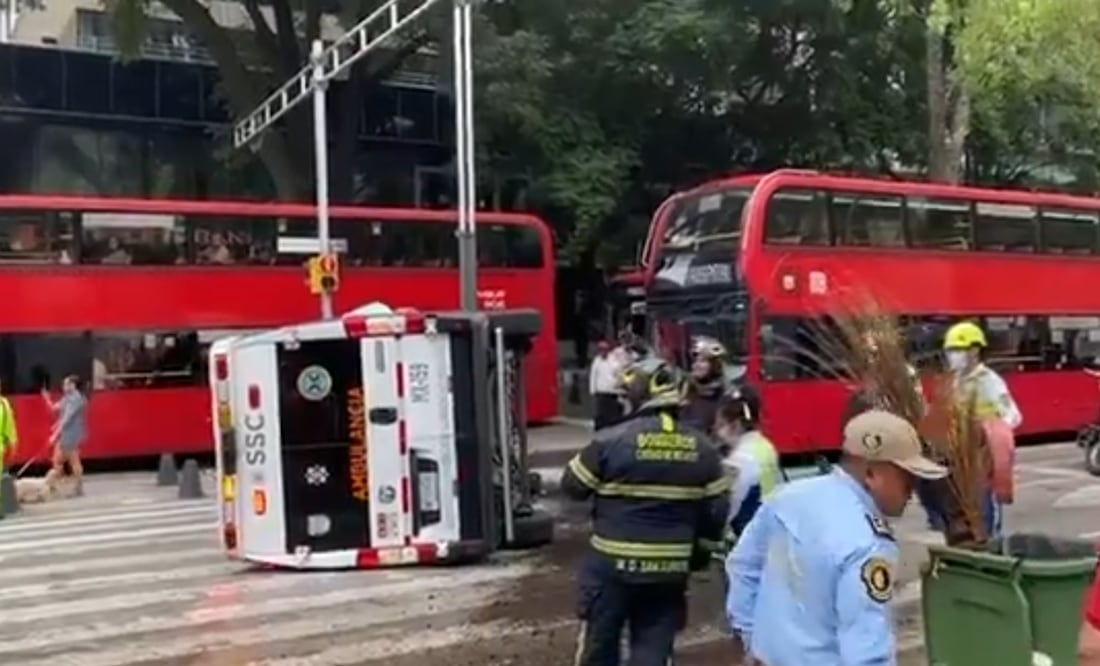 Vuelca ambulancia sobre Paseo de la Reforma; hay 4 lesionados