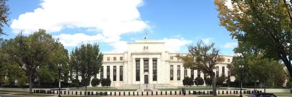 Fed pone sobre la mesa posible recorte a tasas en septiembre