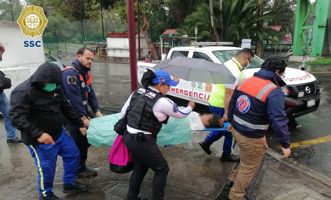 Policía auxilia a mujer venezolana en labor de parto en estación La Raza del Metro CDMX