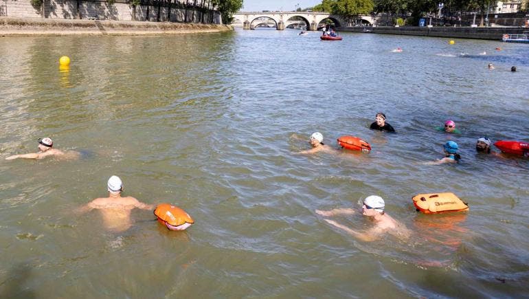 Agua del río Sena no era apta cuando la alcaldesa de París se bañó