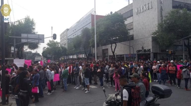 Comerciantes marchan en Izazaga y 20 de noviembre, piden ser atendidos tras operativo en la Merced