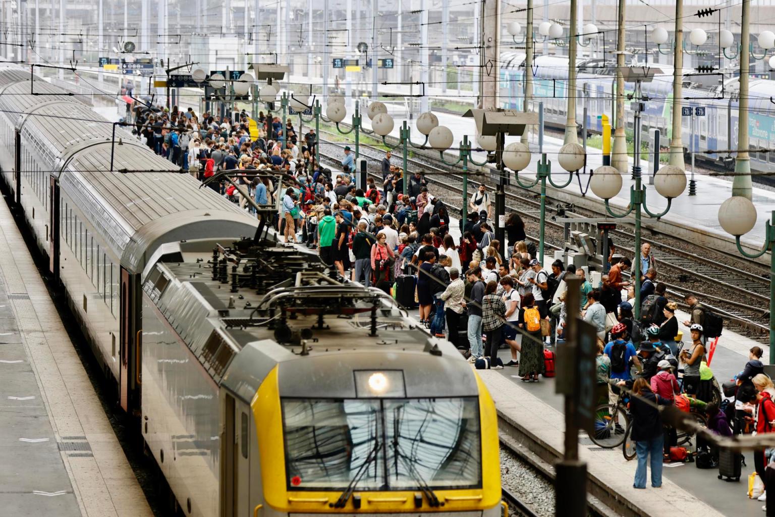 Vuelven a circular trenes en un corredor paralizado por los sabotajes en Francia