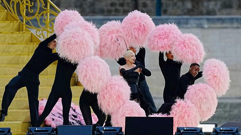 Lady Gaga llena de cabaret el Sena en la ceremonia inaugural de París 2024