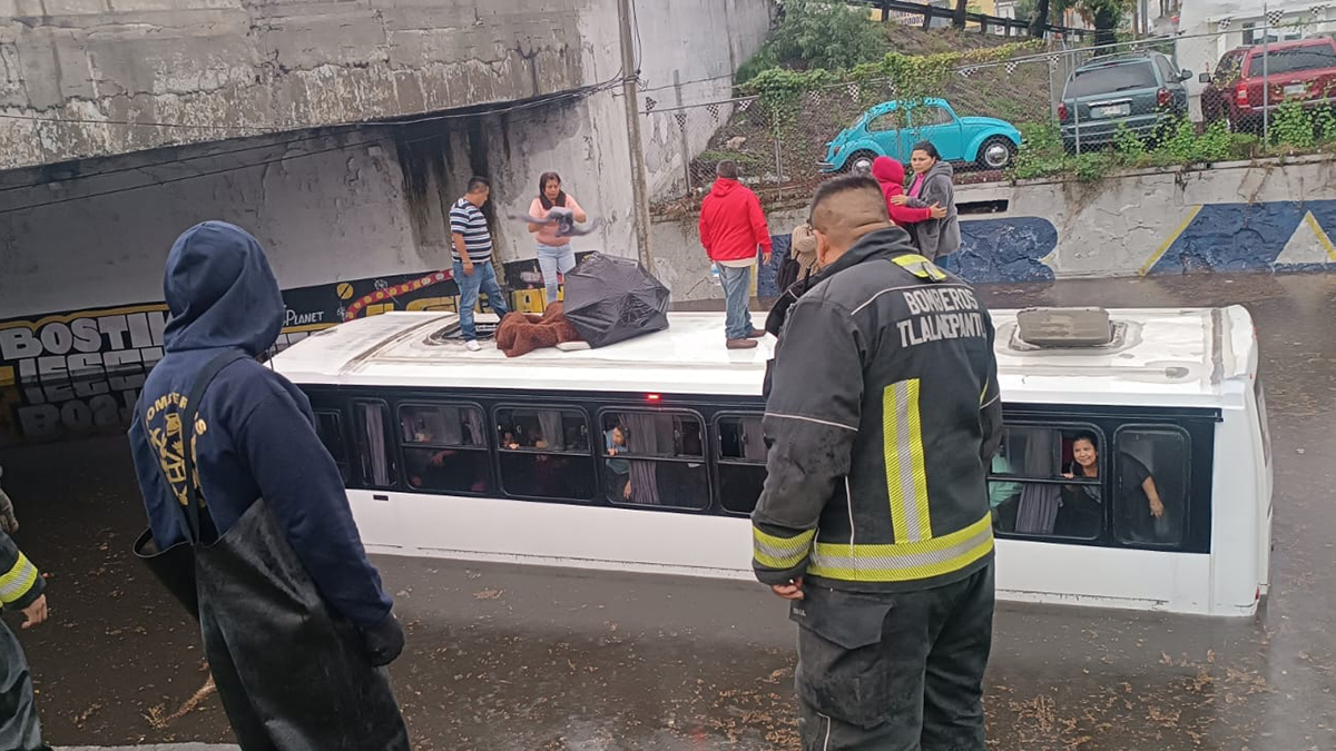 Bomberos rescatan a pasajeros de camión atrapados en inundación