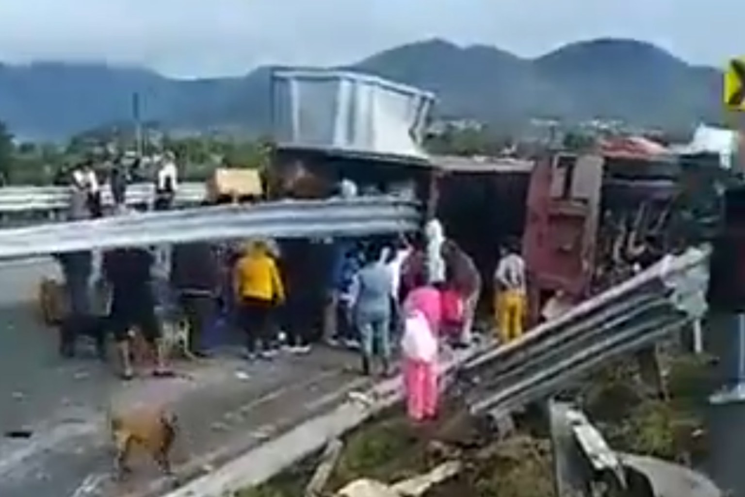 Tráiler con electrodomésticos vuelca en el Edomex; conductor muere y pobladores cometen rapiña