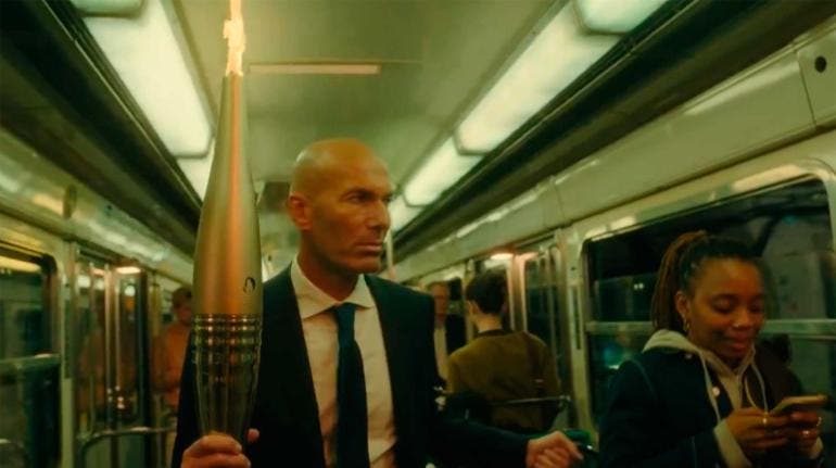 Zidane recorre calles de París con la llama olímpica, queda atrapado en el Metro