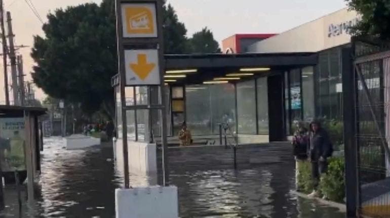 Fuertes lluvias inundan acceso de la línea 5 del Metro CDMX