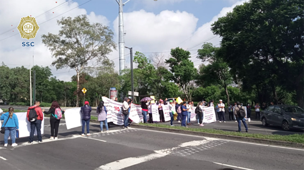 Trabajadores sanitarios bloquean Av. Constituyentes en ambos sentidos