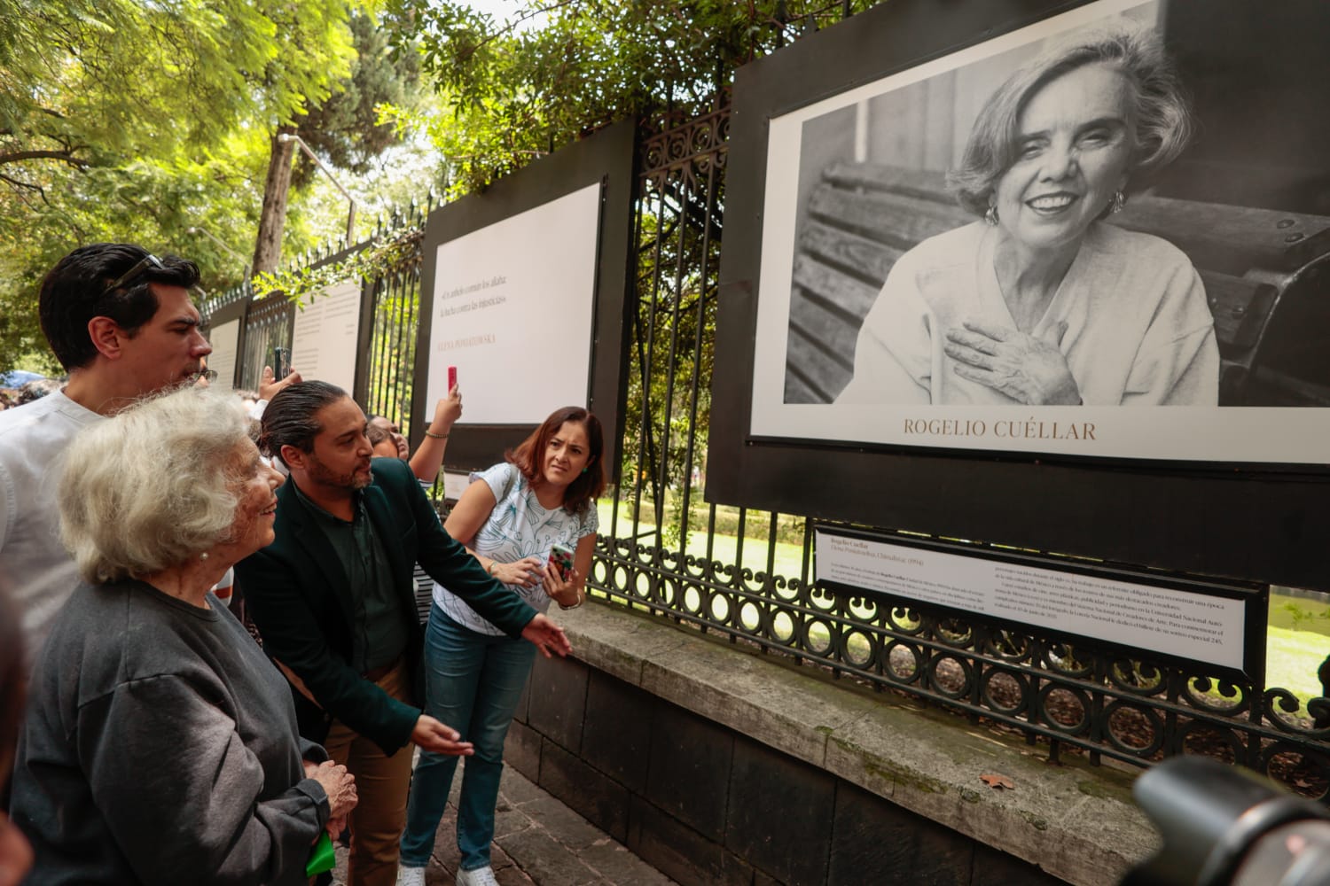 Inauguran exposición fotográfica sobre Elena Poniatowska en Reforma