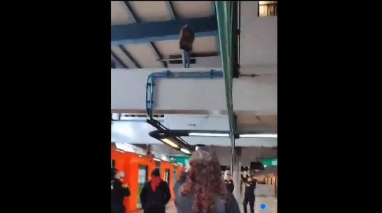 Policías impiden suicidio en la estación del Metro Constitución de 1917