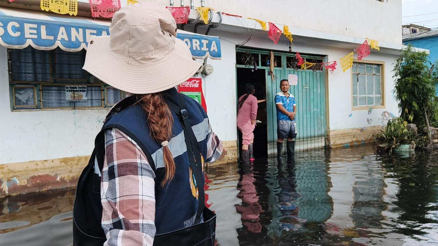 “Se echaron a perder las libretas”: inundación en Chalco frustra regreso a clases de niños