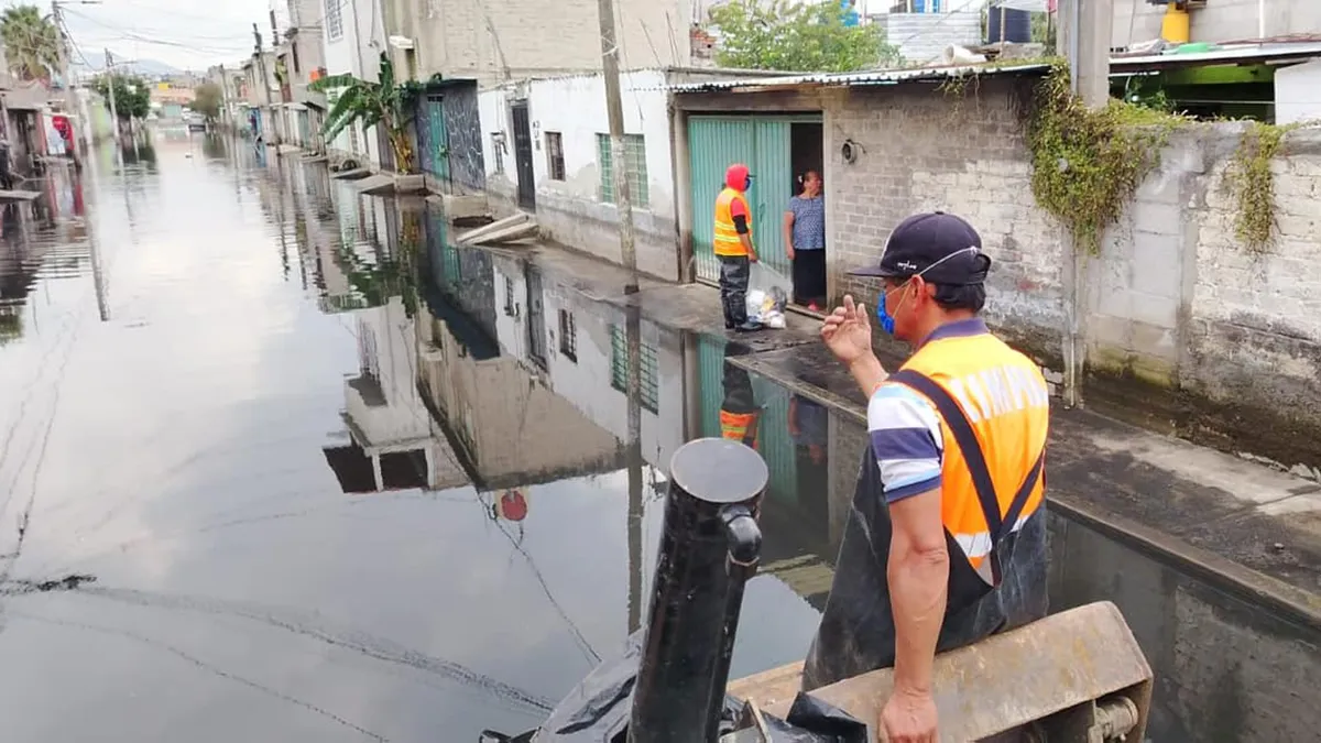 Chalco cumple un mes entre aguas negras y olores fétidos