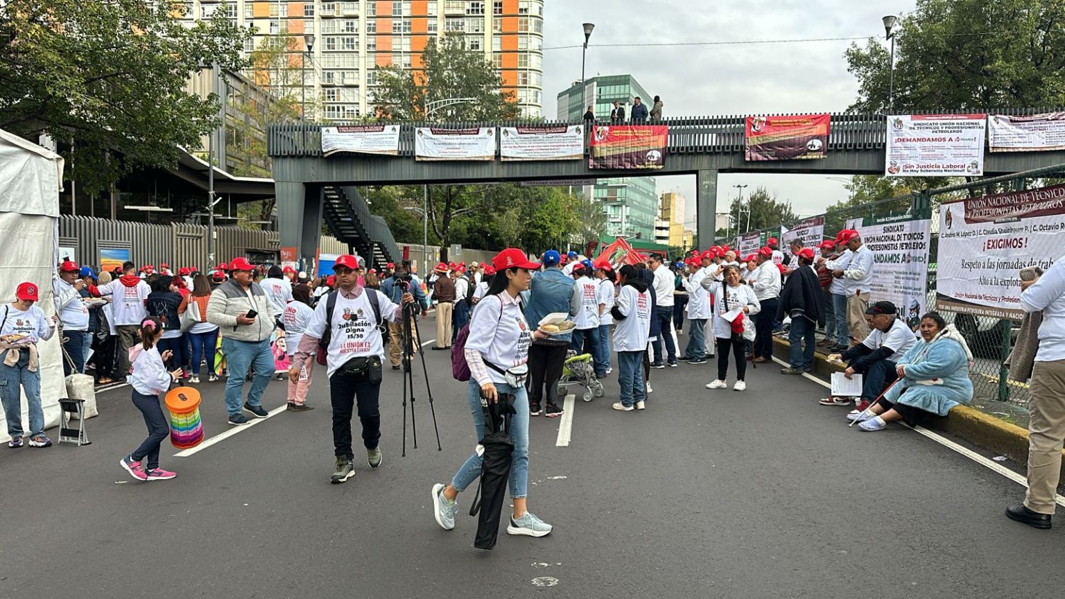 Sindicato petrolero bloquea Marina Nacional, frente a la Torre de Pemex