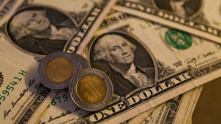 ¿Y el súper peso? Divisa mexicana se deprecia a un nivel no visto desde 2022