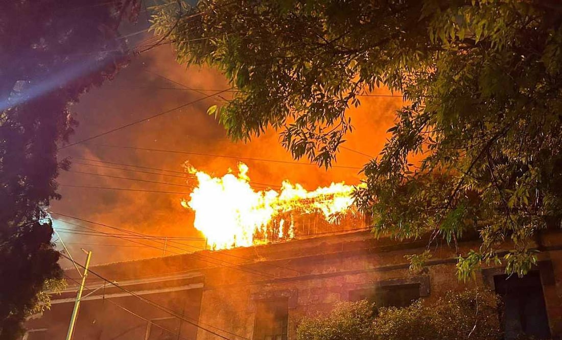 Evacuan a 40 personas tras incendio en bodega del Centro Histórico