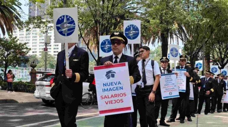 Pilotos de ASPA México se manifiestan en Paseo de la Reforma