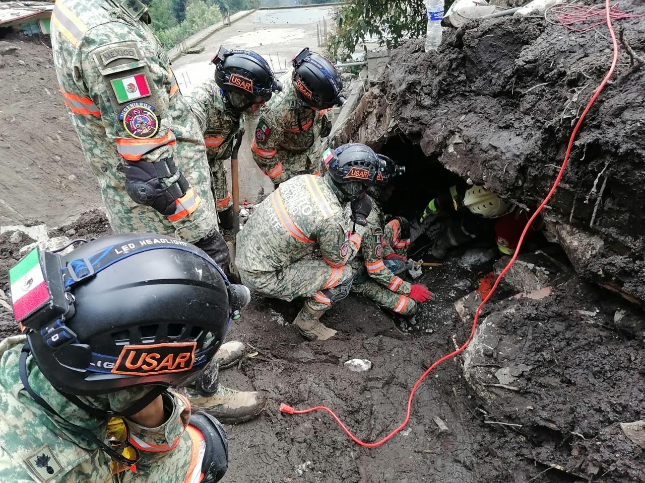 Auxilian Ejército y GN a damnificados por derrumbe de un cerro en Jilotzingo, Estado de México.