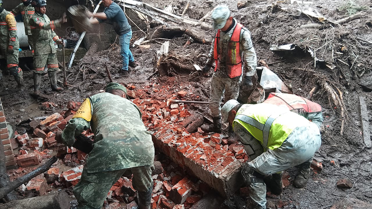 Deslaves en Edomex dejan 17 muertos, entre ellos un bombero