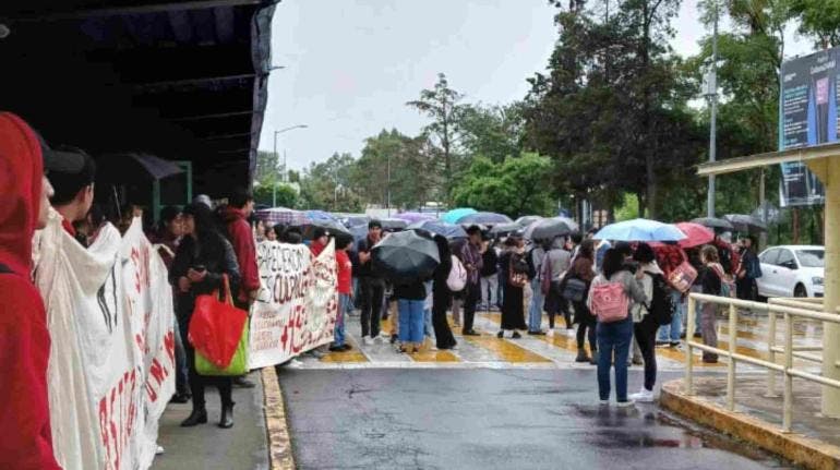 Estudiantes toman Facultad de Ciencias Políticas de la UNAM