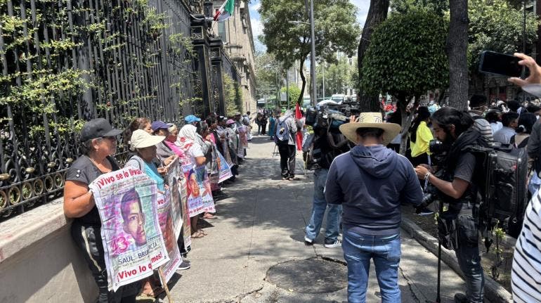 A 10 años: estudiantes realizan mitin frente a la Segob por desaparición de los 43 de Ayotzinapa