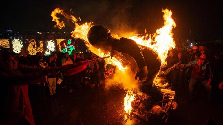 Se desatan saqueos y quema de figuras en el Zócalo por Ayotzinapa