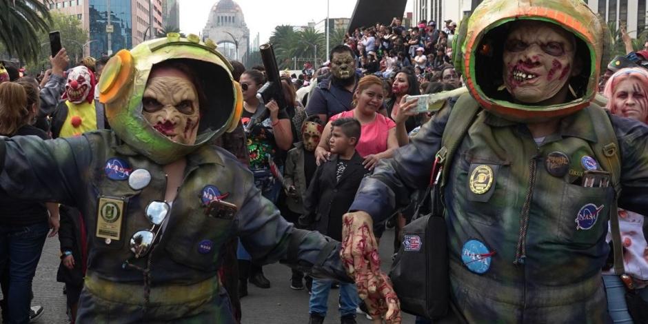 ¡De terror! Marcha zombie se apodera de CDMX; 3 mil muertos vivientes caminan al Zócalo