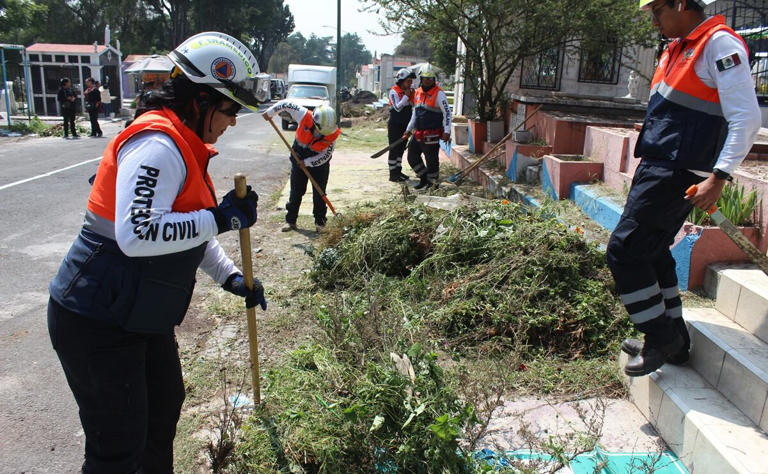 Panteones de Iztapalapa, listos para conmemoración del Día de Muertos; realizan labores de mantenimiento y limpieza