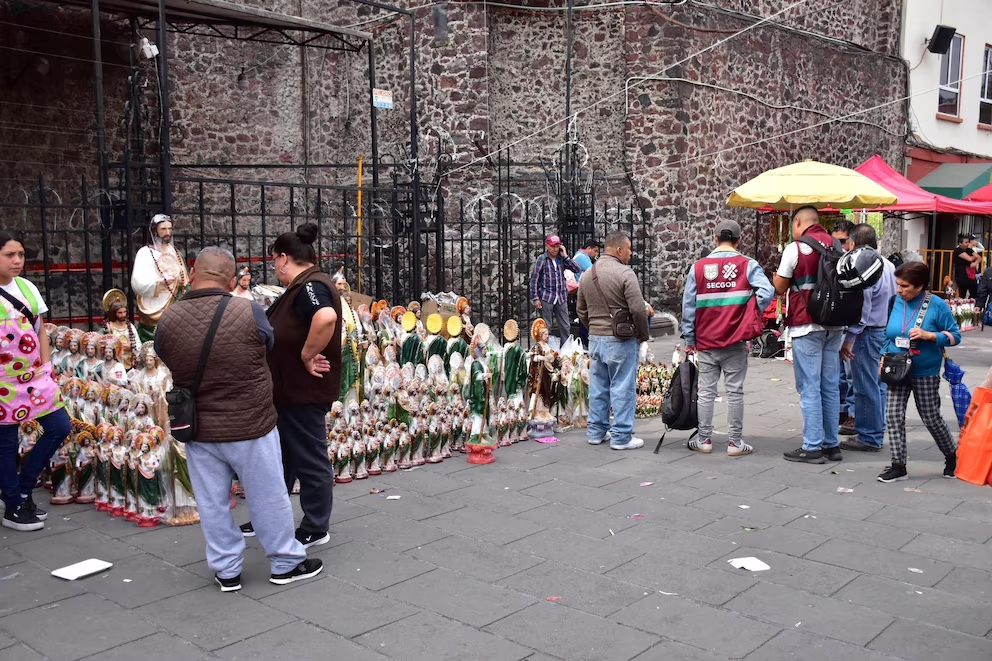 Comienza arribo de feligreses de San Judas Tadeo a Iglesia de San Hipólito en CDMX