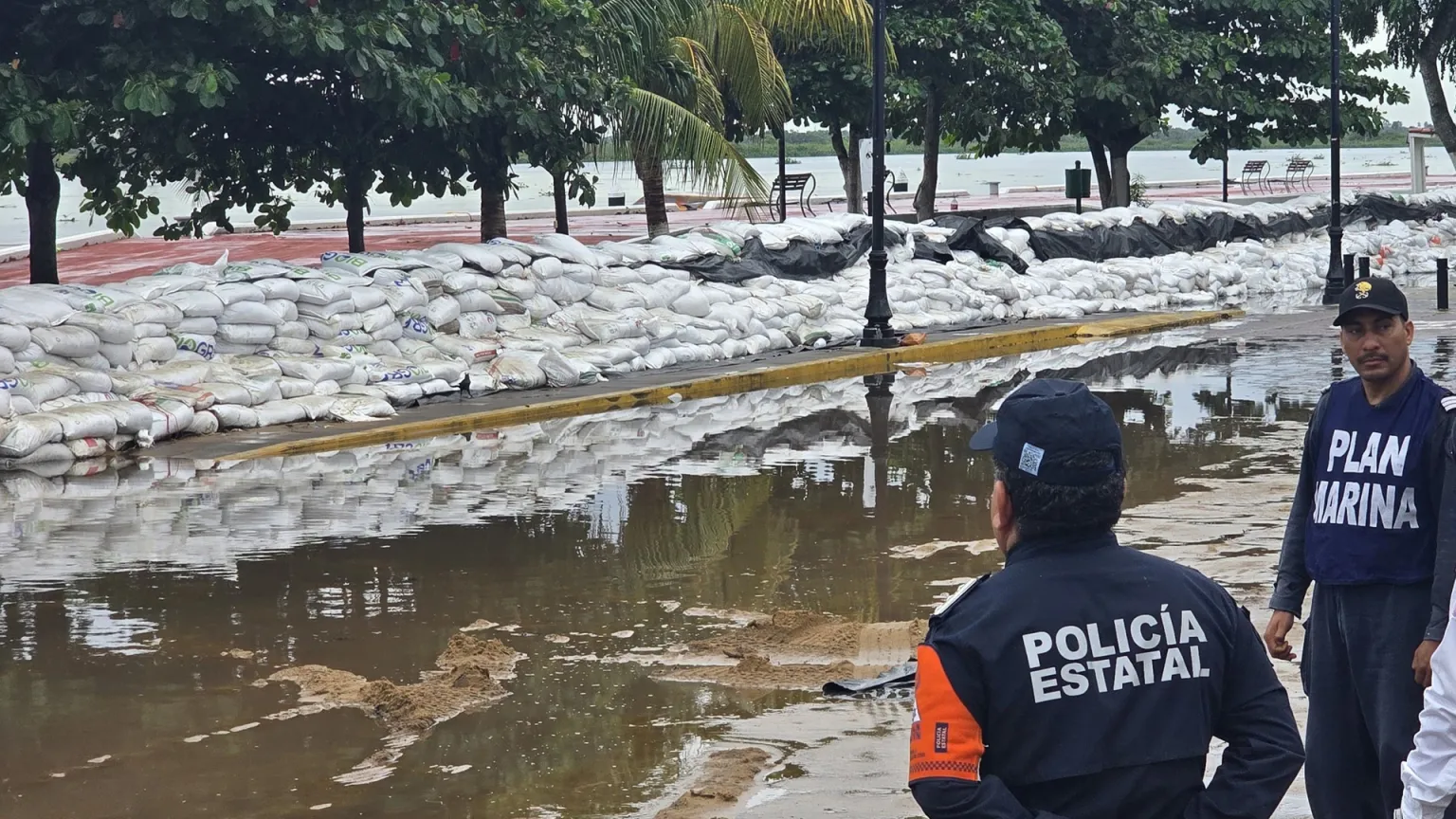 Autoridades y ciudadanos contienen inundación que amenazaba Tlacotalpan