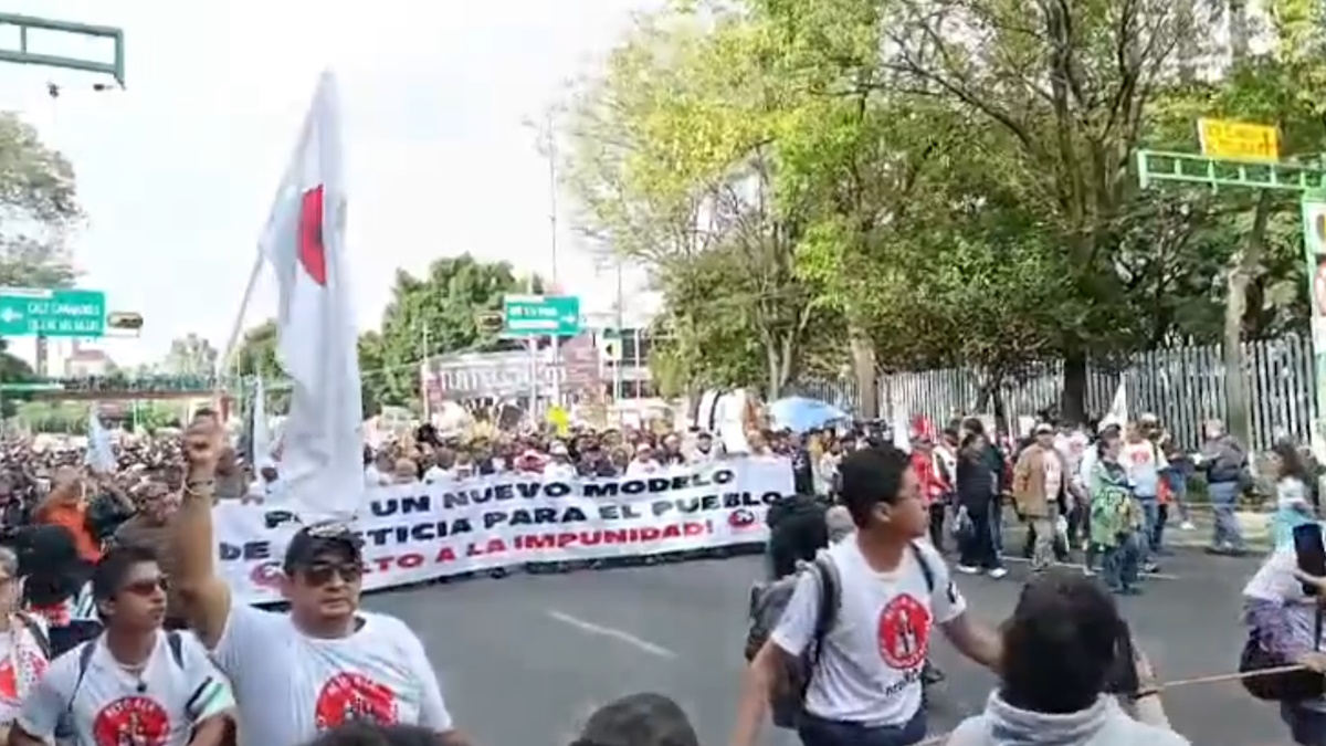 Marchan en la zona centro de la CDMX por el 2 de octubre